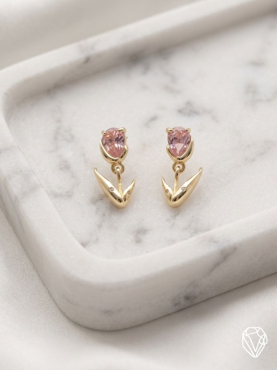 Aretes Tulipán con Gota Rosa — Oro Laminado Americano | Varelis