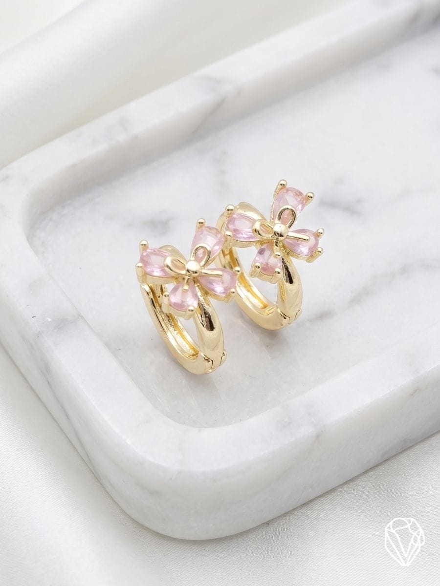 Aretes Moño Rosa — Oro Laminado Americano | Varelis