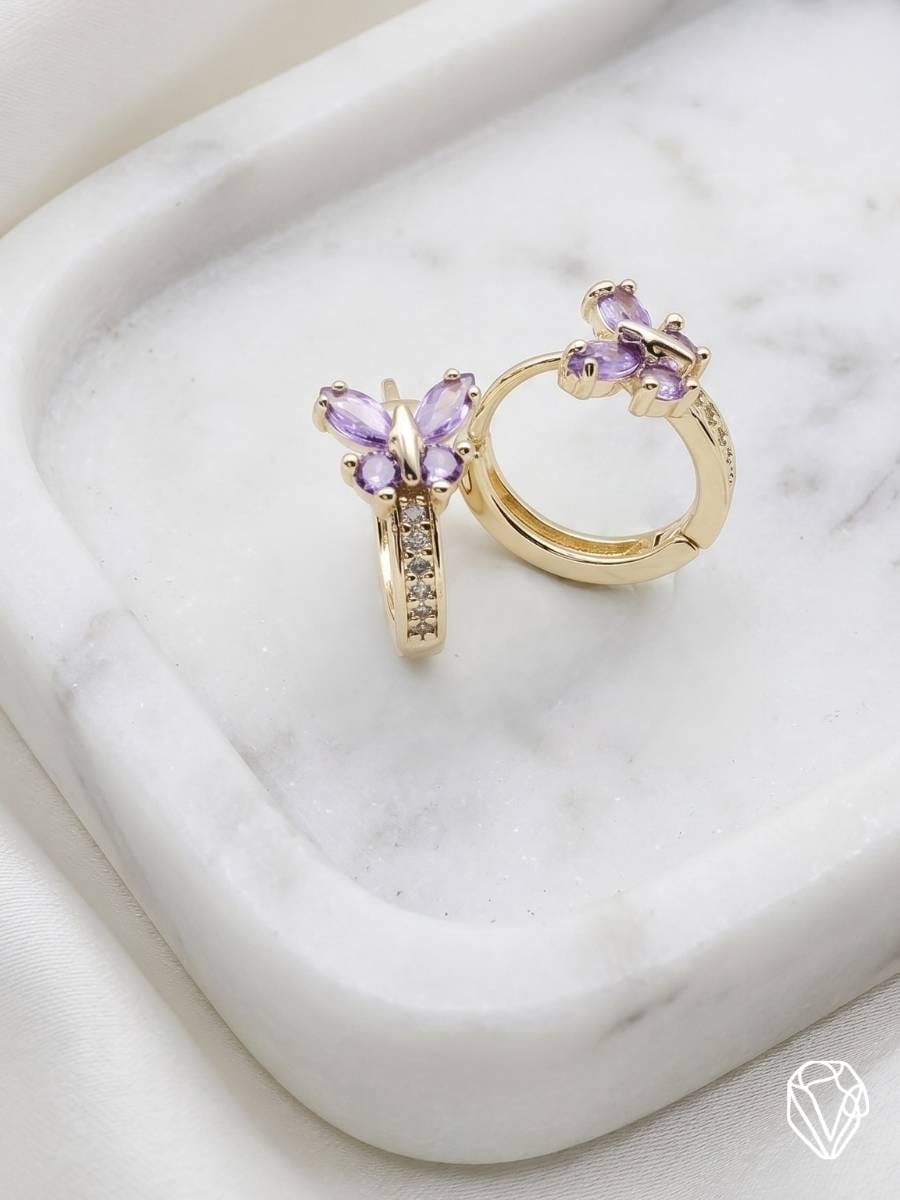 Aretes Mariposa Lila — Oro Laminado Americano | Varelis