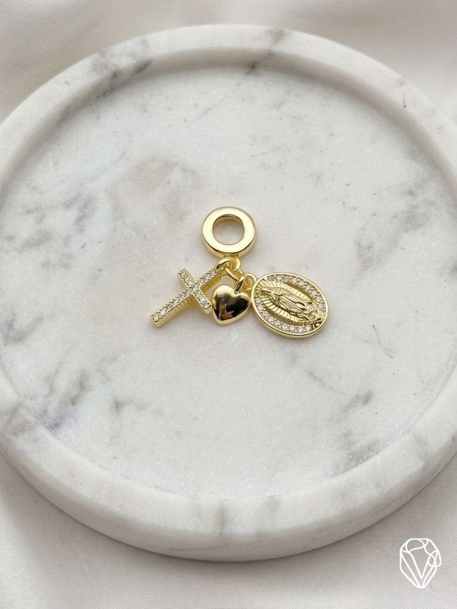 Dije Charm Devocion — Oro Laminado Americano | Varelis Joyería