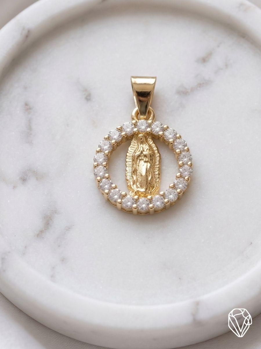 Dije Medallón de la Virgen en Círculo de Circonias — Oro Laminado Americano | Varelis Joyería