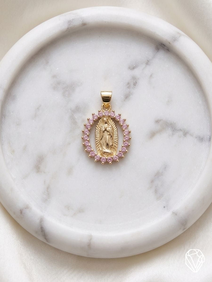 Dije Virgen "Divina Protección" — Oro Laminado Americano | Varelis Joyería